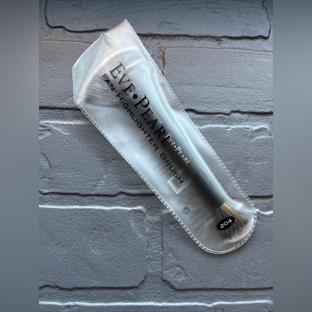 Eve Pearl Fan Highlighter Brush 204